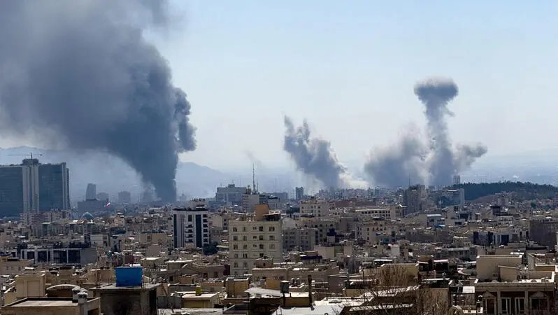 Nach Luftangriffen auf die iranische Hauptstadt Teheran steigen Rauchschwaden auf (1. März 2026)